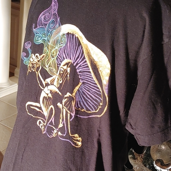 Mushroom smoking t-shirt - Picture 2 of 3